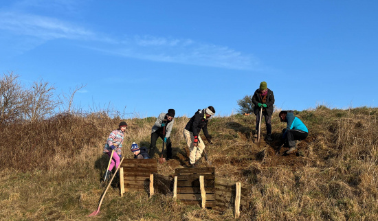 Bei sonnigem Winterwetter und netten Gesprächen ging die Arbeit leicht von der Hand. Foto: Hendrik Trapp